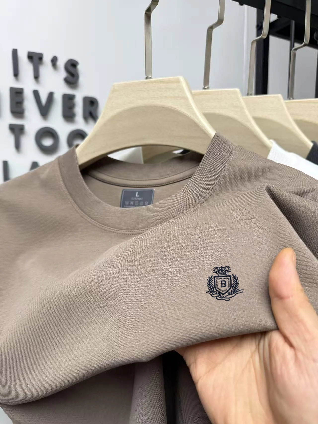

Luxury brand customized best-selling letter embroidered short sleeve summer men's high-end comfortable T-shirt solid color top