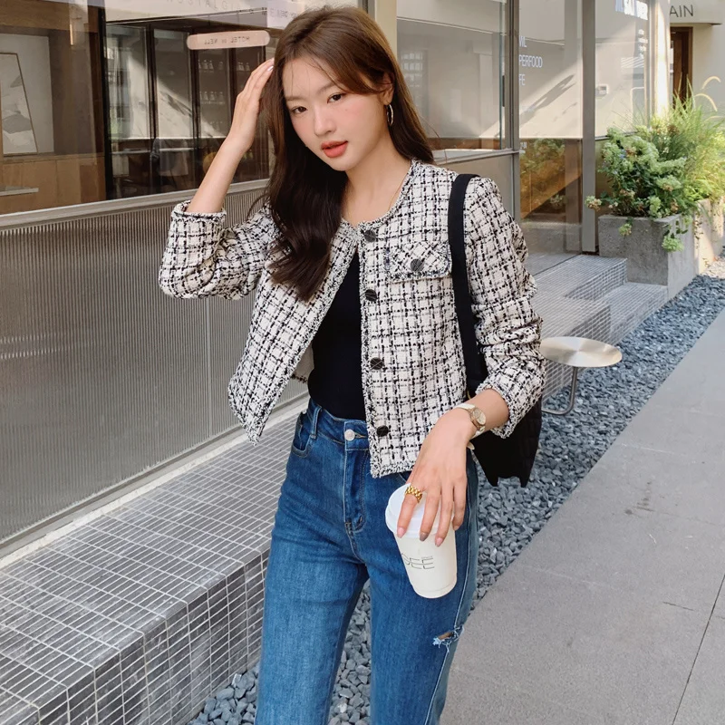 

2023 Spring Korean Chic Beige White Small and Ultra Short Checked Fur Edge Small Fragrant Short Coat Women's Trend