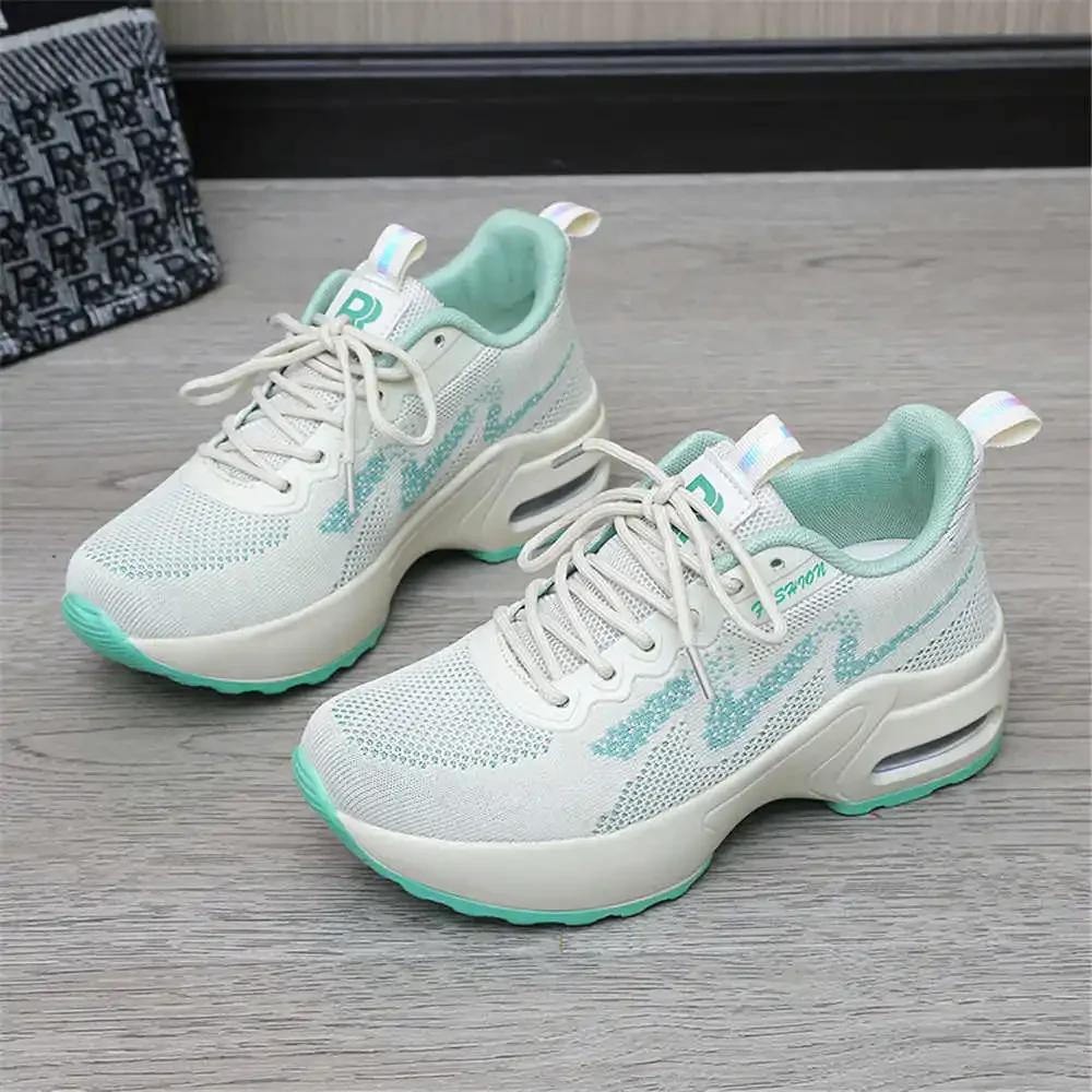 2025 Bahar Yeni Ultra hafif Koşu Ayakkabısı kaymaz Nefes Spor kadın ayakkabısı Örgü Yumuşak tabanlı Hafif Rahat Ayakkabılar Tenis