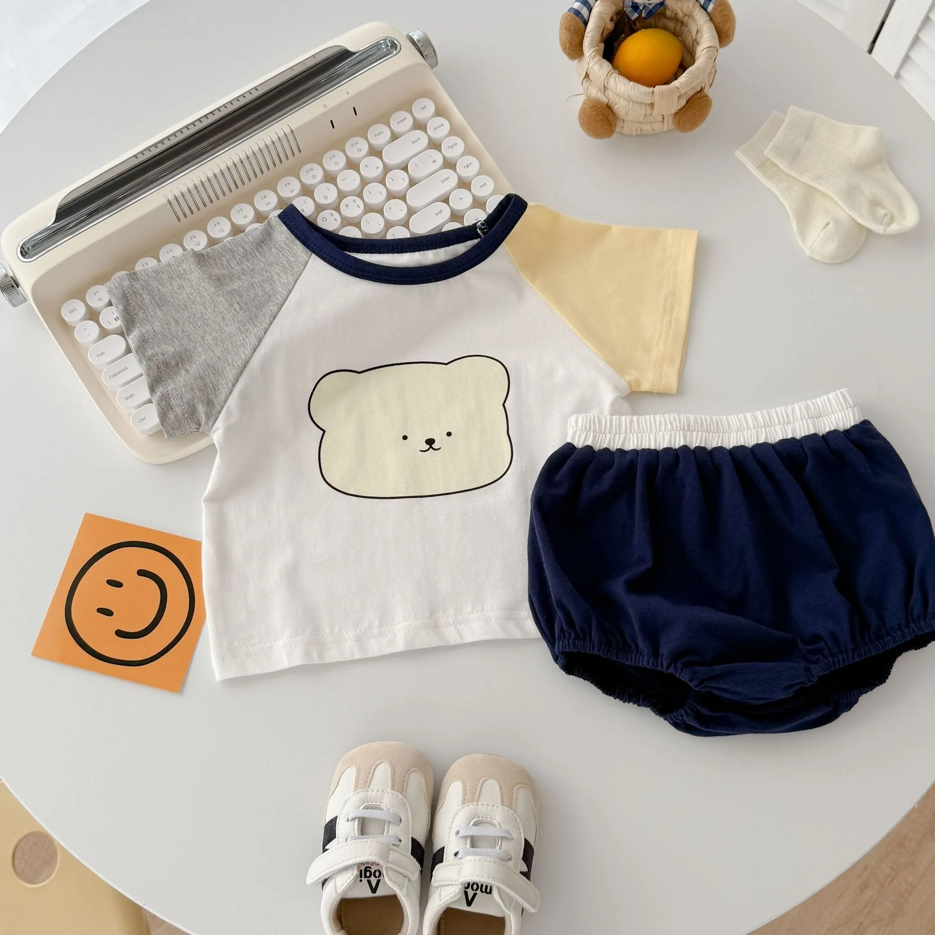 MINISO T-shirt a maniche corte per neonato estivo con stampa di orsi dei cartoni animati Set di vestiti per bambini dolci e carini per bambini Tute