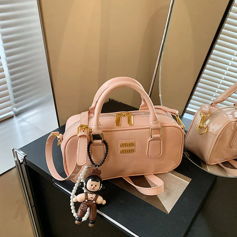 حقيبة كروس عصرية مستوحاة من الطراز القديم مع شعار حرف فريد من نوعه ومواد جلدية فاخرة #6