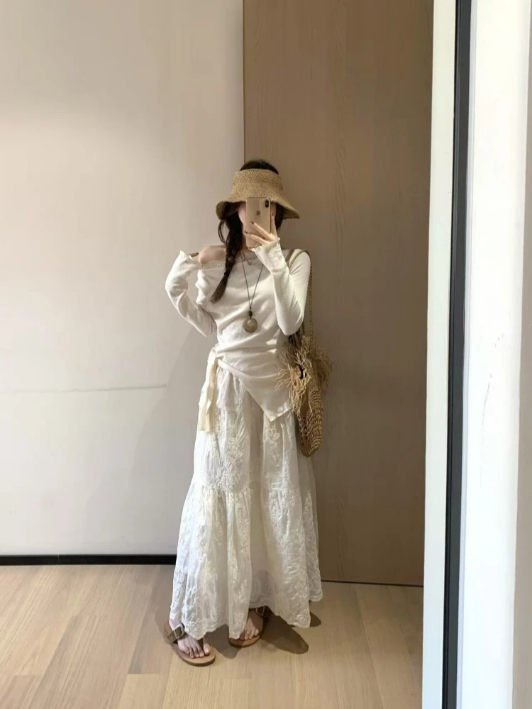 تي شيرت نسائي صيفي جديد بتصميم كوري أنيق من الدانتيل بكتف واحد وقصة غير منتظمة، محبوك، يبرز الخصر ويمنح مظهراً نحيفاً وجذاباً.