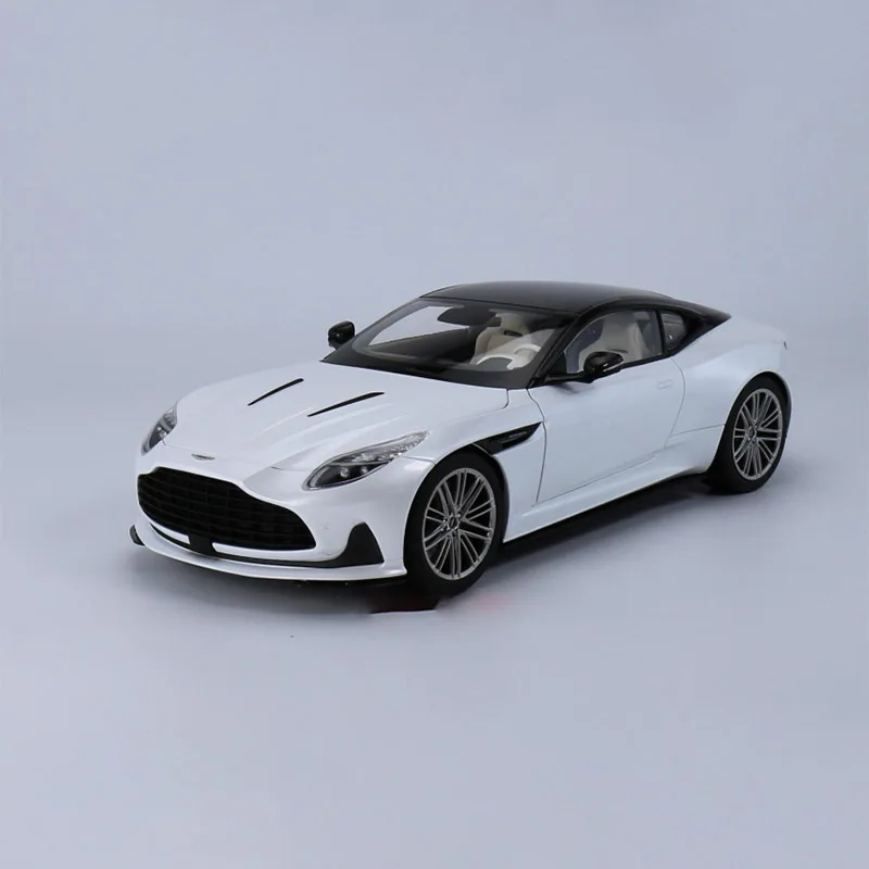 Diecast  1:18 Scale Martin DB12 White Simulation Alloy Car Model Static Display Collectible Toy Gift Decoration Souvenir