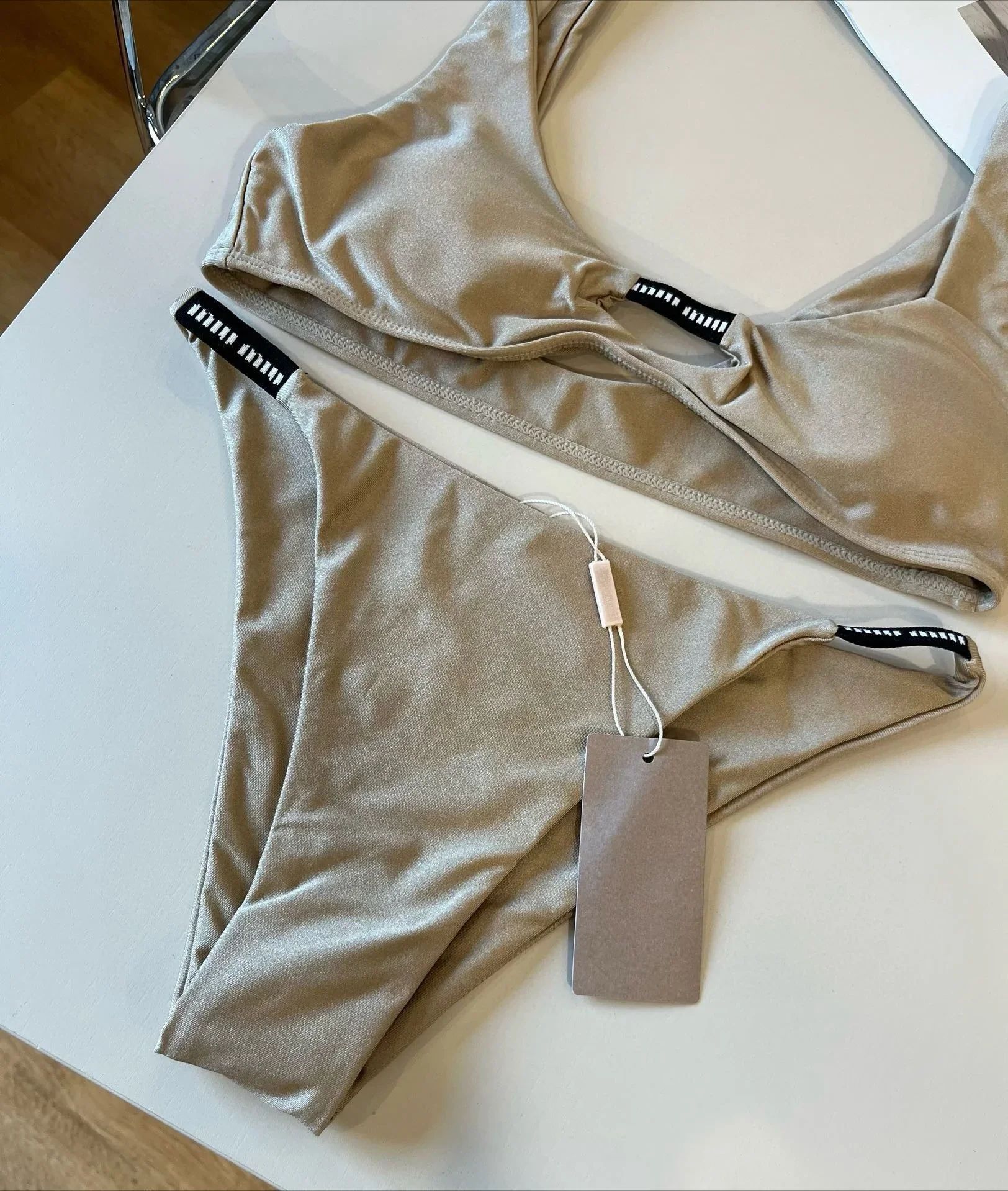 Traje de baño de bikini de la serie Miu de alta gama, estilo de una pieza que muestra su figura y la belleza, un regalo imprescindible para el verano, 2025, superventas