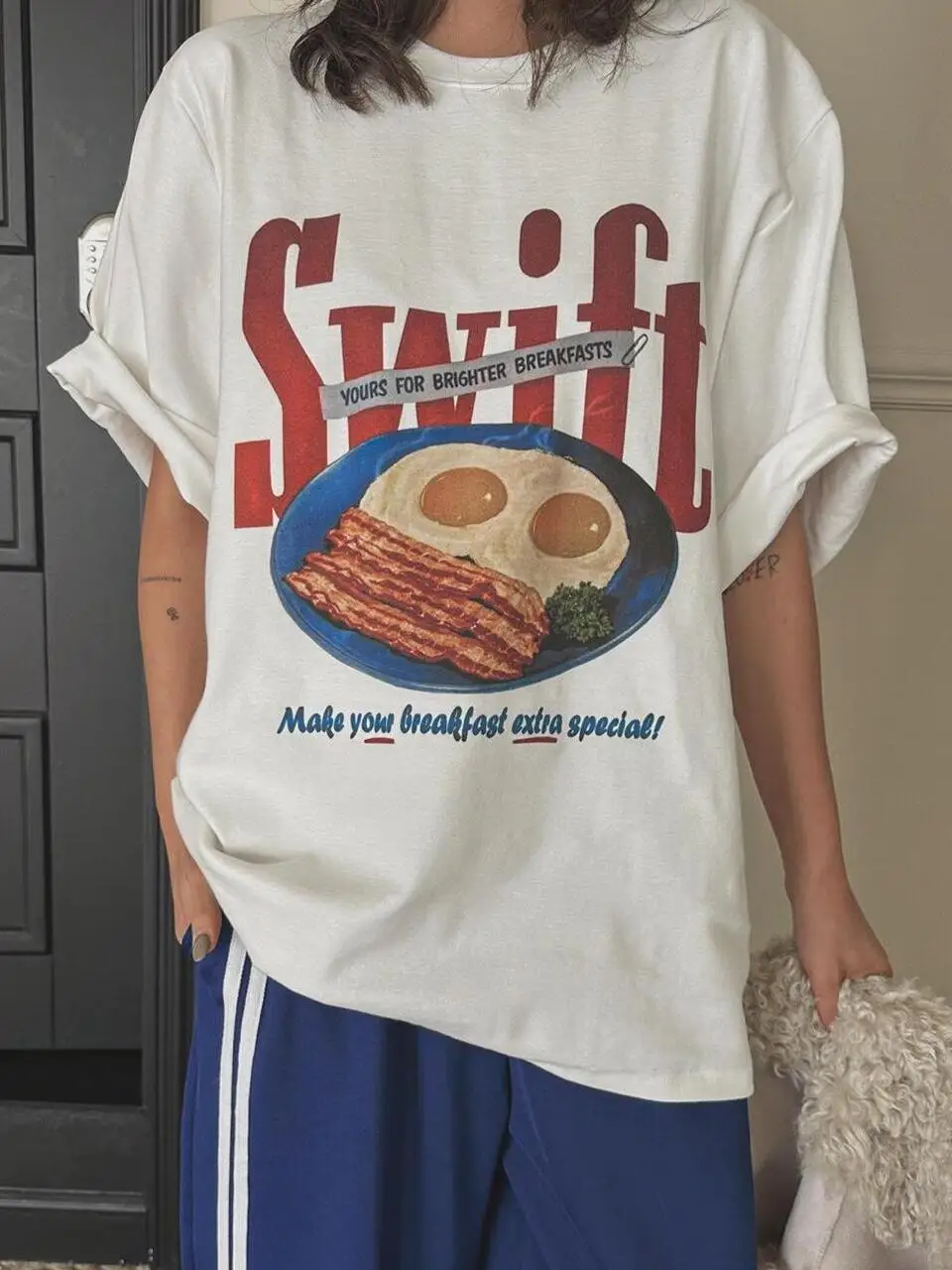 Wygodna bawełniana koszulka damska z okrągłym dekoltem, luźny krój, nadruk, miękka, oddychająca, idealna na wiosnę i lato.