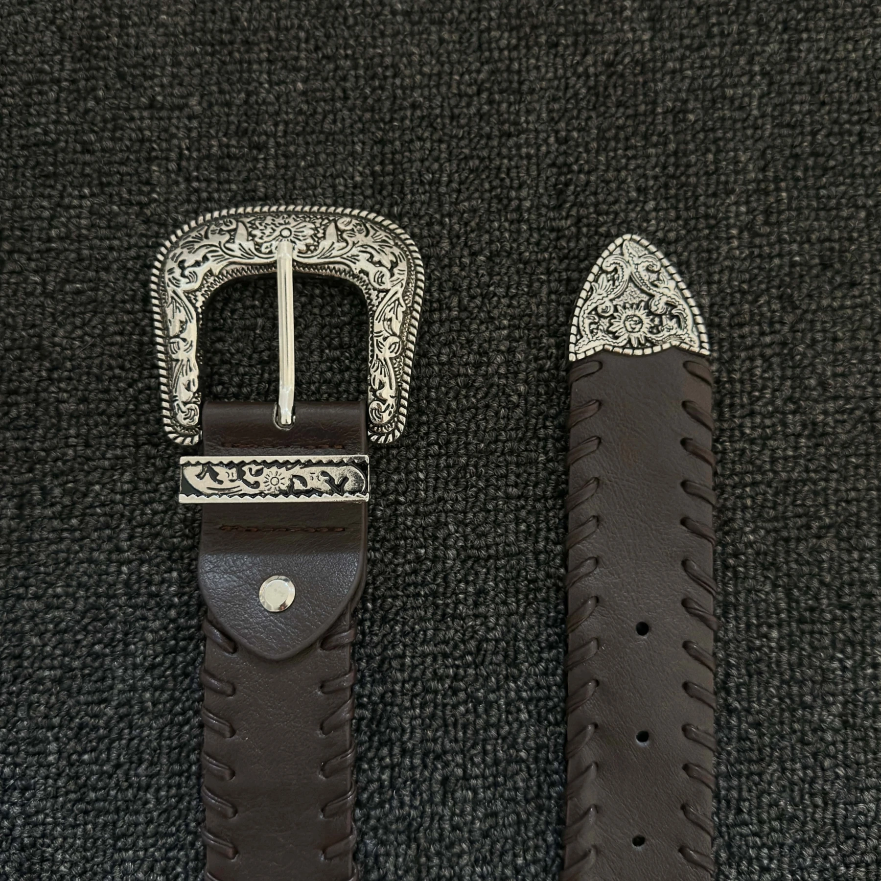 Amerikanischer Retro-Gürtel, brauner Ledergürtel, hochwertiges Nischen-Design, Jeans-Accessoire, personalisiert & vielseitig für Freizeithosen