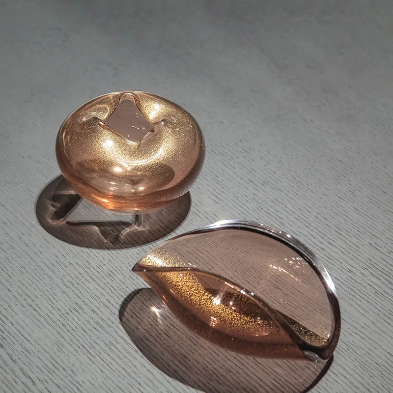 

Стеклянный сервировочный поднос с тонированным шоколадом. Оригинальная витрина для сухих фруктов с хрустальными отделениями.