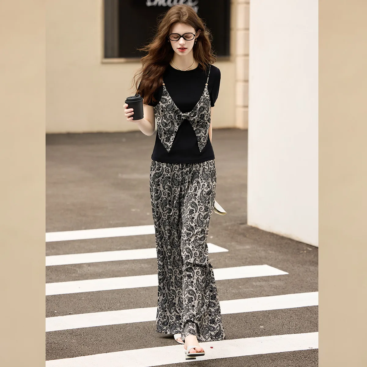 LOUIS YAO Set Dua Potong Palsu Cetak 2025 Musim Panas Set Wanita Modis Baru Celana Kaki Lurus Atasan Sambungan Dua Potong Palsu