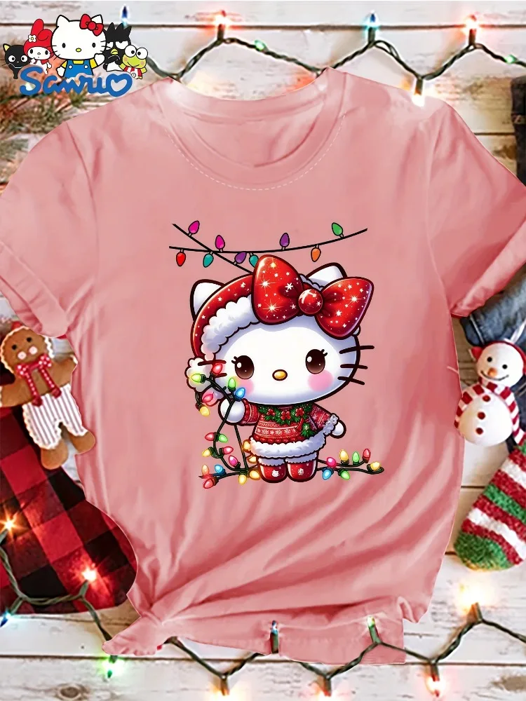 

Женская рождественская футболка Sanrio в стиле ретро с шапкой Санта-Клауса и бантом, милый японский дизайн в стиле поп-культуры, мягкий круглый вырез с коротким рукавом