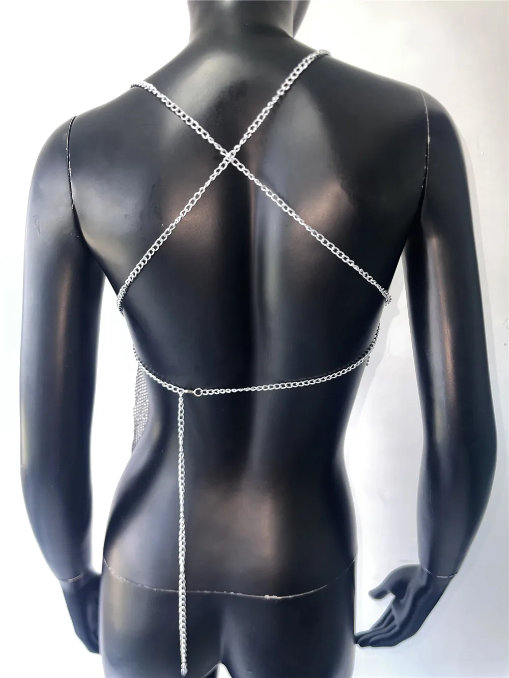 เสื้อกล้ามครอปท็อปสำหรับผู้หญิง ดีไซน์เปิดหลัง คอวี ชายเสื้อเฉียง แต่งคริสตัลวิบวับ สายเดี่ยวแบบผูกคอ  เหมาะสำหรับงานปาร์ตี้และคลับ