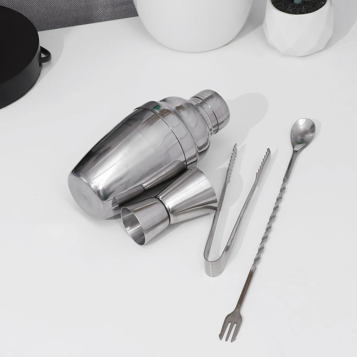 

4pcs Cocktail Shaker Kit Stainless Steel Bartender Tools Drink Mixer Set for Bar Home Party with Ice Tong Spoon Measure Cup