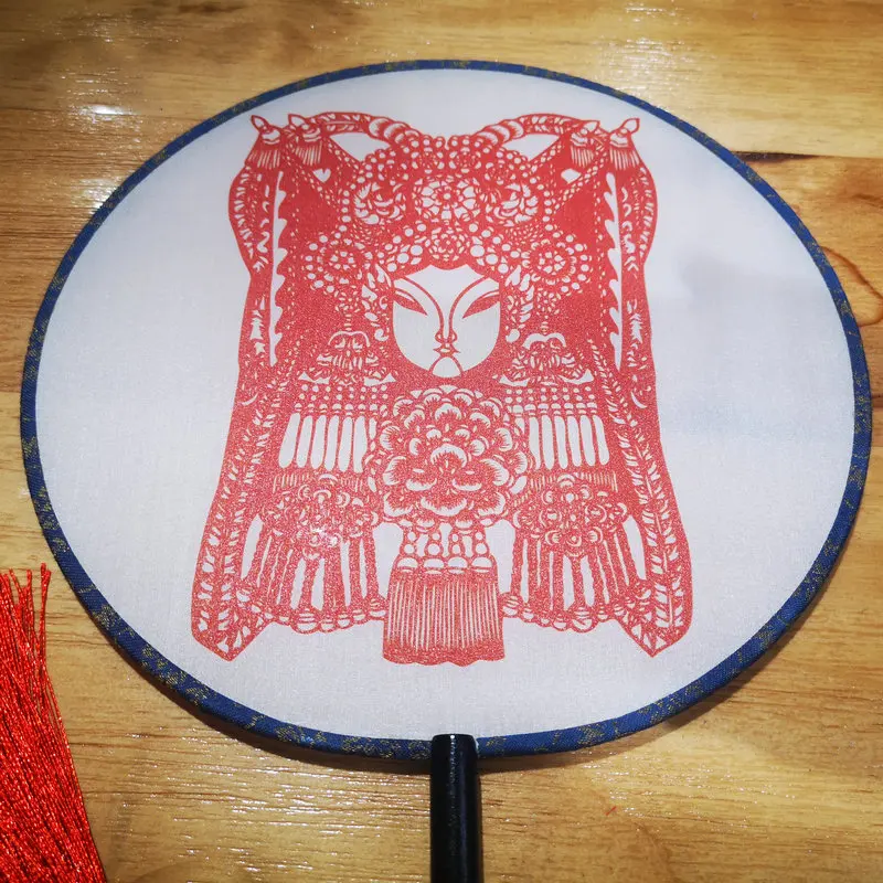 

Chinese Paper Cuttings Style Round Silk Fan With Peking Opera Beauty Mask Pattern& Tassels Design Moon-Shaped Fans For Dancing