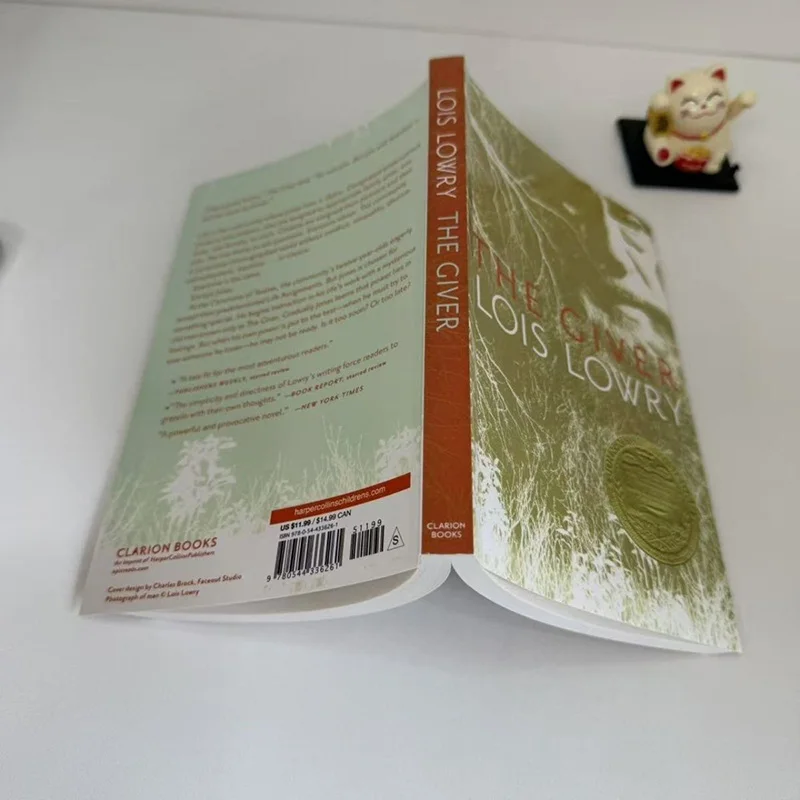 The Giver هو رواية بريطانية أصلية The Giver and Giver Newbury Gold Award نفاق الوعي الفردي للتحكم الاجتماعي