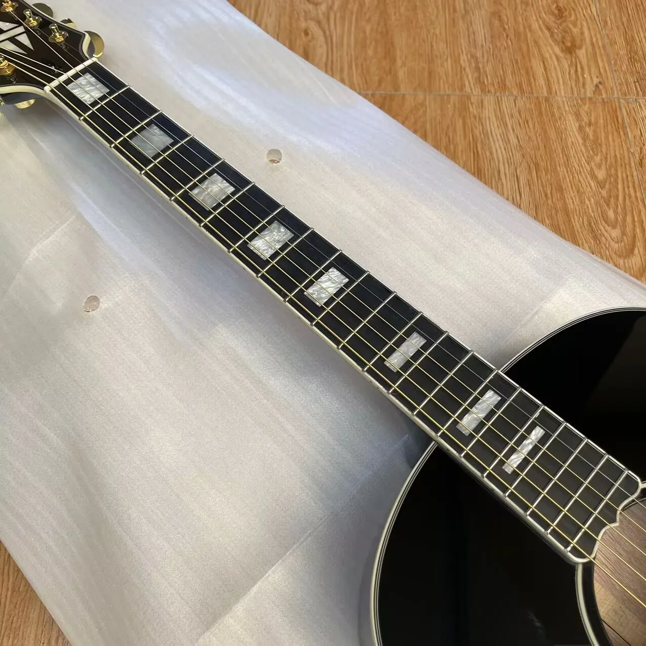 جديد 41 #   جيتار صوتي J45 J45 من خشب التنوب الصلب مع صامولة عظمة/سرج باللون الأسود 240910