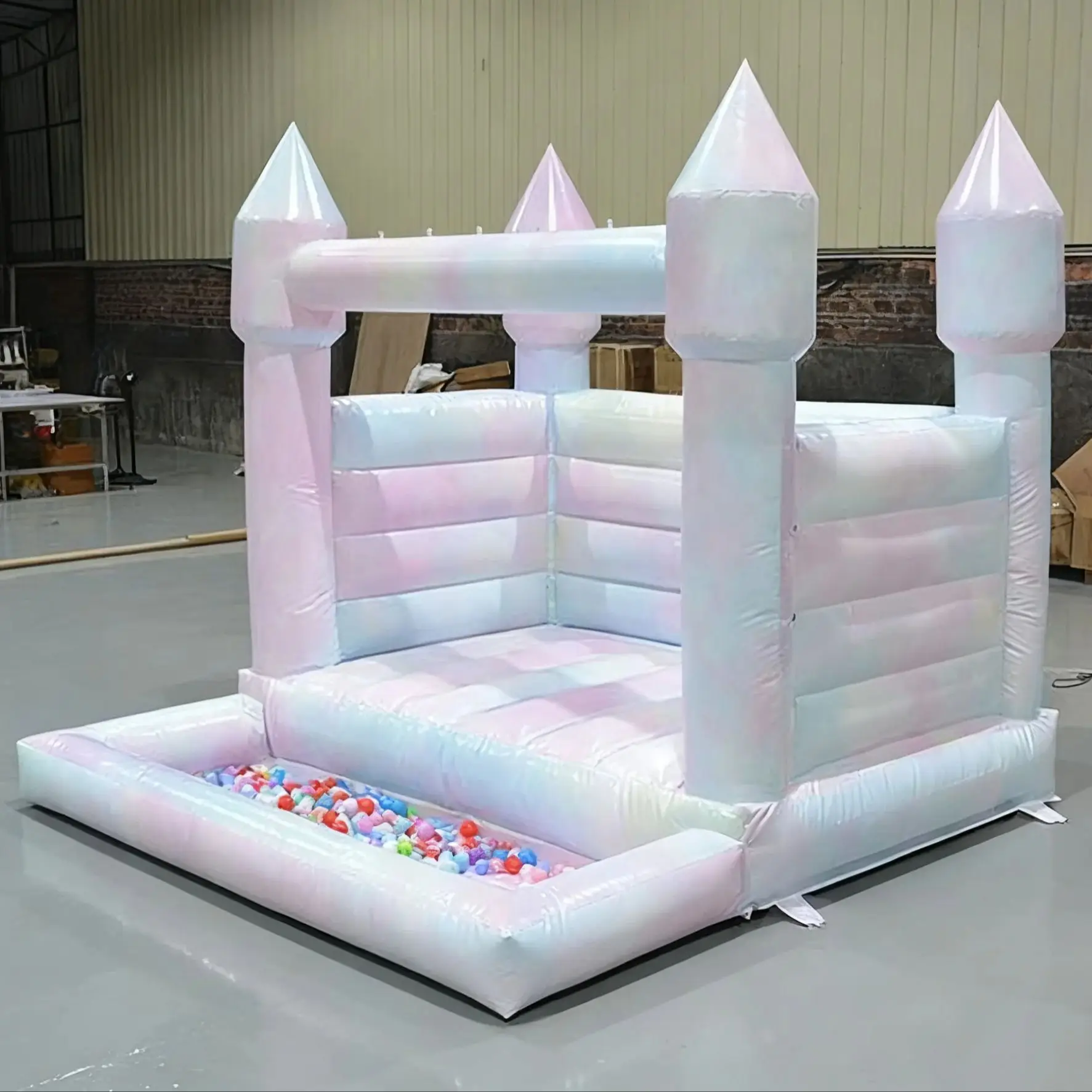 منزل ترتد قابل للنفخ باللون الوردي في الهواء الطلق مع حفرة كروية من مادة PVC لحفلات أعياد ميلاد الأطفال وحفلات الزفاف