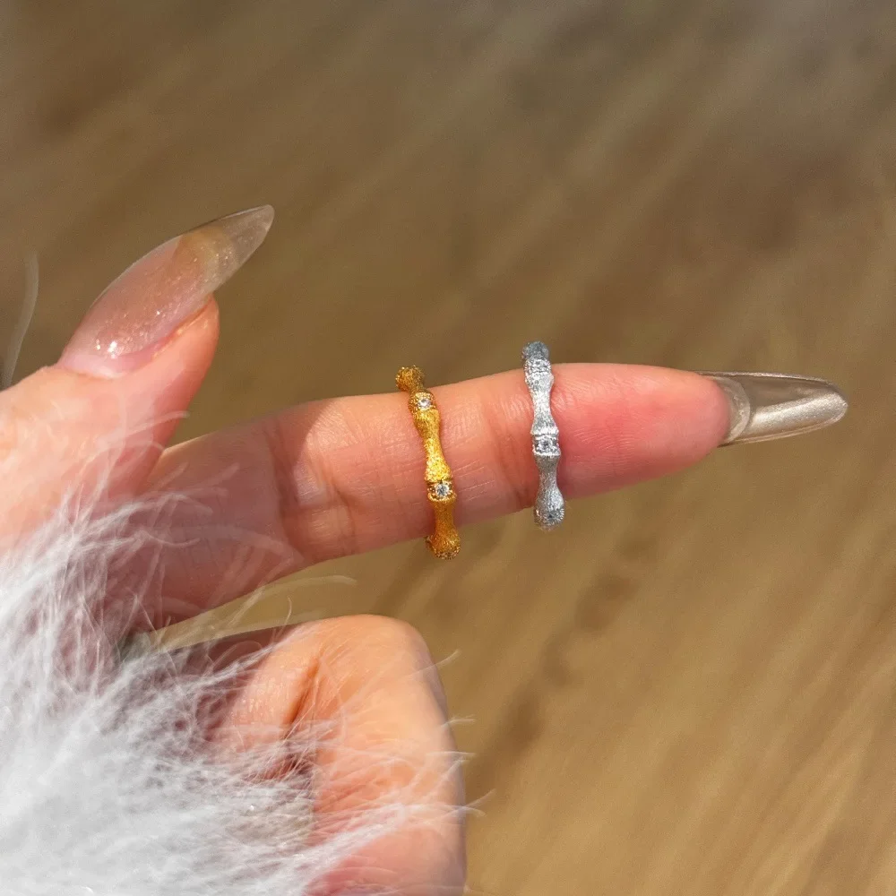 

Серебряное кольцо S925 для женщин представляет минималистский дизайн с матовым бамбуковым узлом и изысканное древнее французское кольцо.