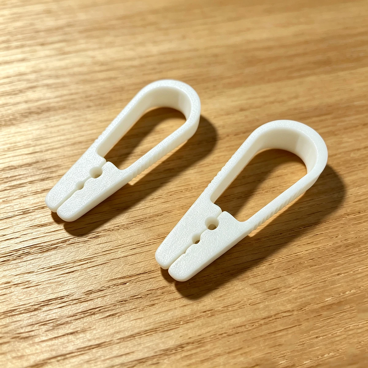 Multifunctional Nail-Driving Safety Hand Clamp Set of 2, Non-Slip Clamping for Various Sizes of Nails, Anti-Pinch Protection Tool for Woodworking and Installation Work, Simple Nail-Driving Auxiliary Accessory
