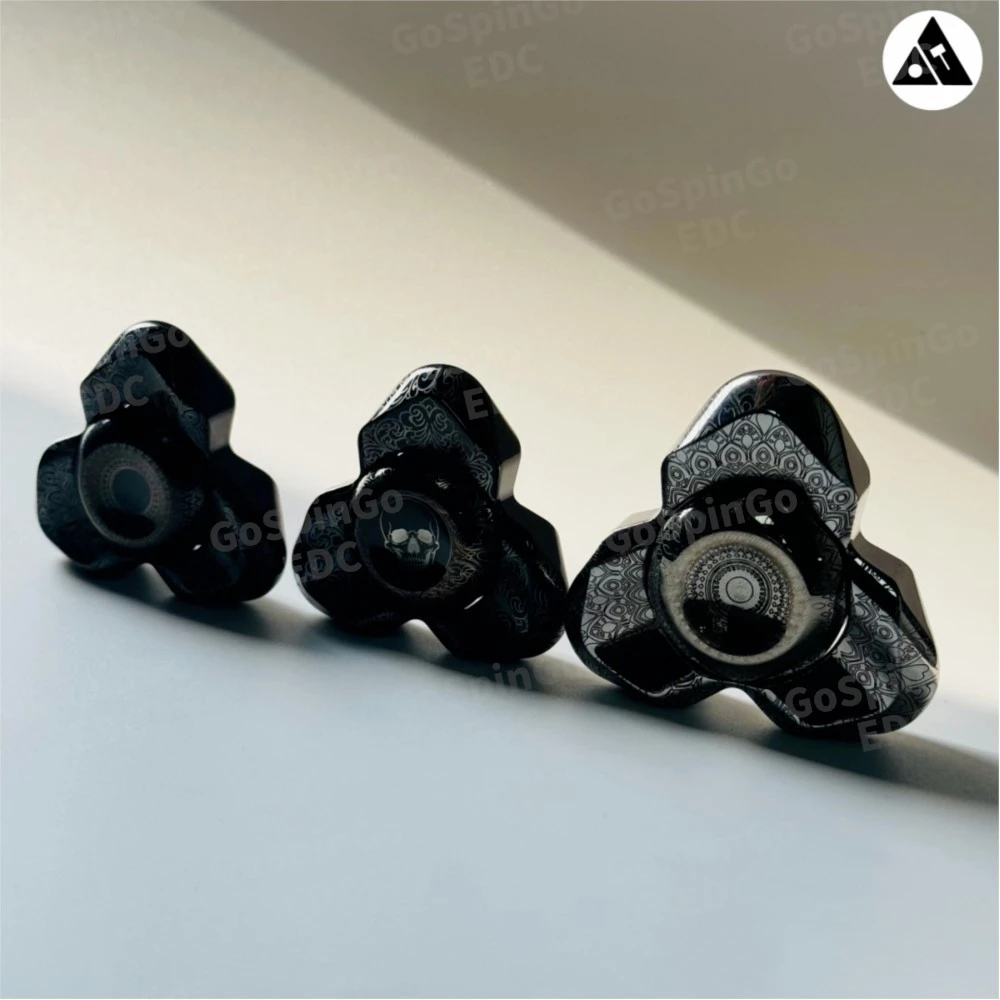 ฟิดเจ็ตสปินเนอร์ TIER I EDC รุ่นมินิ ลายขนนกยูง วัสดุสแตนเลส สัมผัสการใช้งานด้วยมือ ฟิดเจ็ตสปินเนอร์แบบสามใบพัด