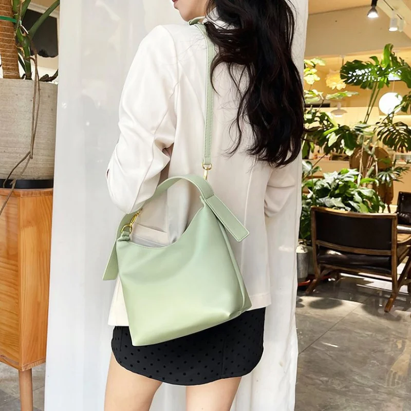 

Современно-элегантная новинка 2025 года, женская роскошная брендовая кожаная большая сумка известного дизайнера, популярная простая классическая премиум-класса Vibe ​