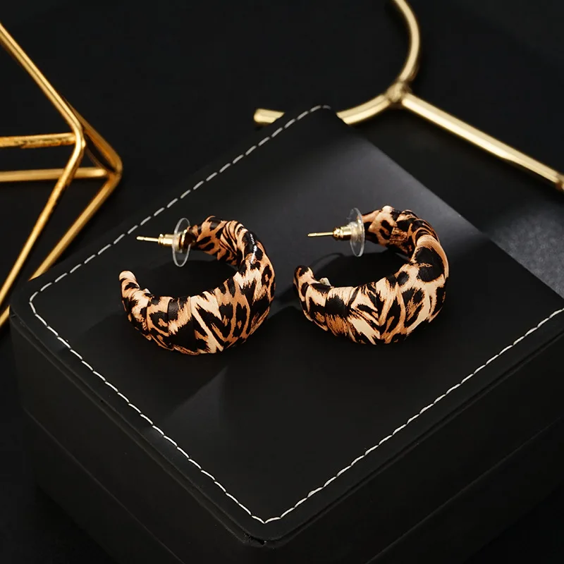 S925 silver needle wrapped leopard print faux leather earrings are trendy and trendy with a spicy girl style of exaggerated earr
