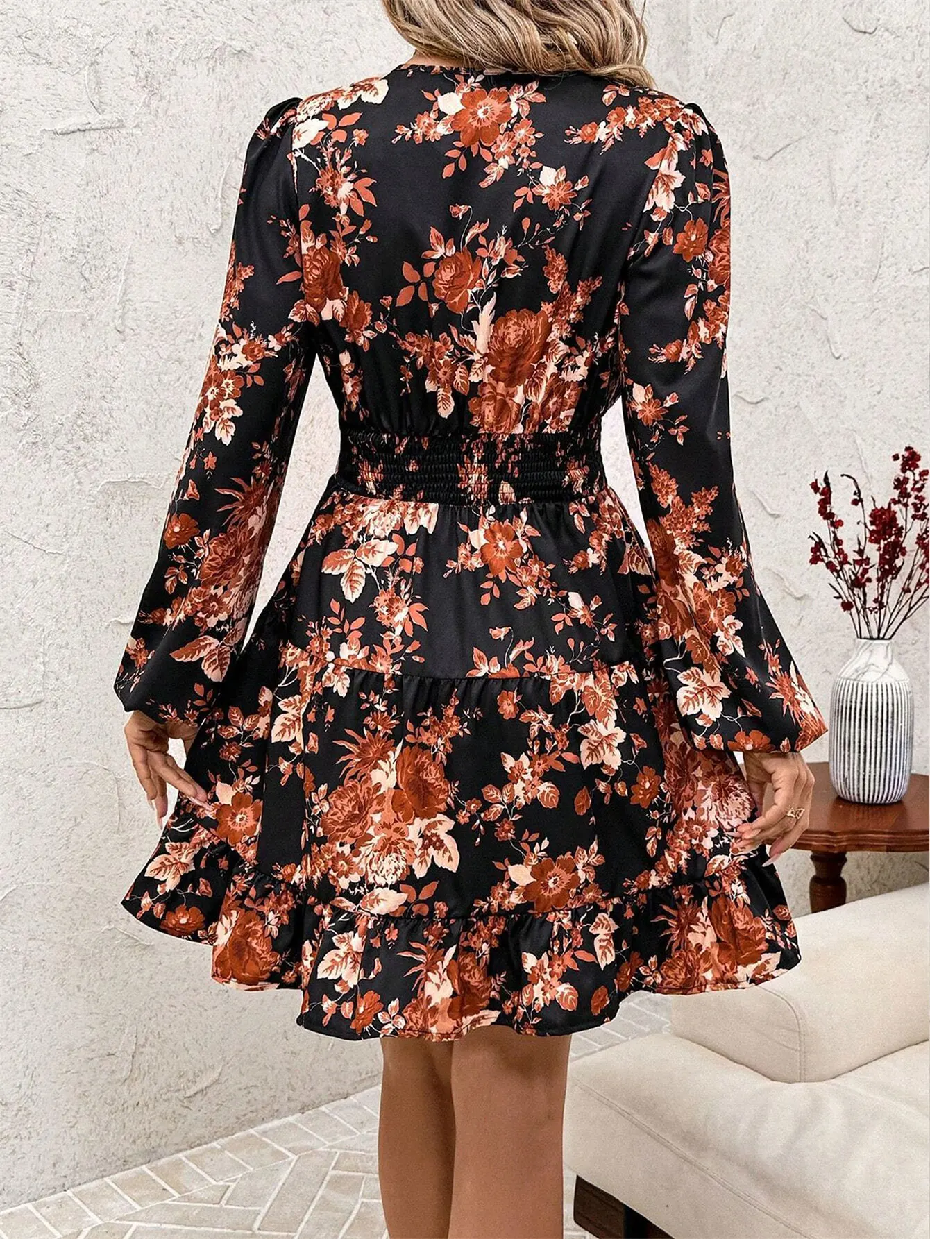 เดรสสั้นแขนยาวคอวีลายดอกไม้สไตล์ฝรั่งเศสสำหรับผู้หญิง ฤดูใบไม้ร่วง ฤดูหนาว ทรงเอไลน์ สไตล์วันหยุด