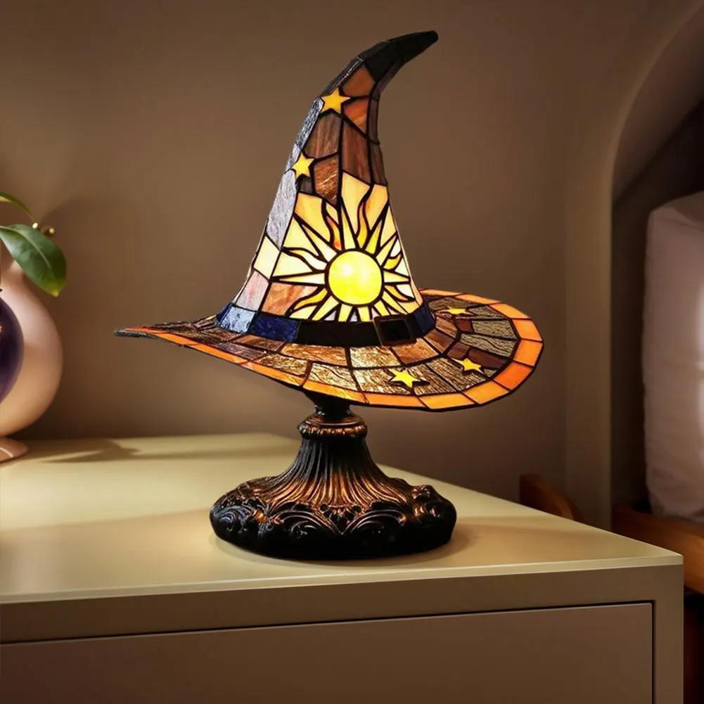 Stained Glass หมวกแม่มดโคมไฟ LED โคมไฟสร้างสรรค์ USB ขับเคลื่อนเรซิ่นหมวกแม่มดไฟกลางคืนขนาดเล็กสําหรับตกแต่งห้องนอนหน้าแรก