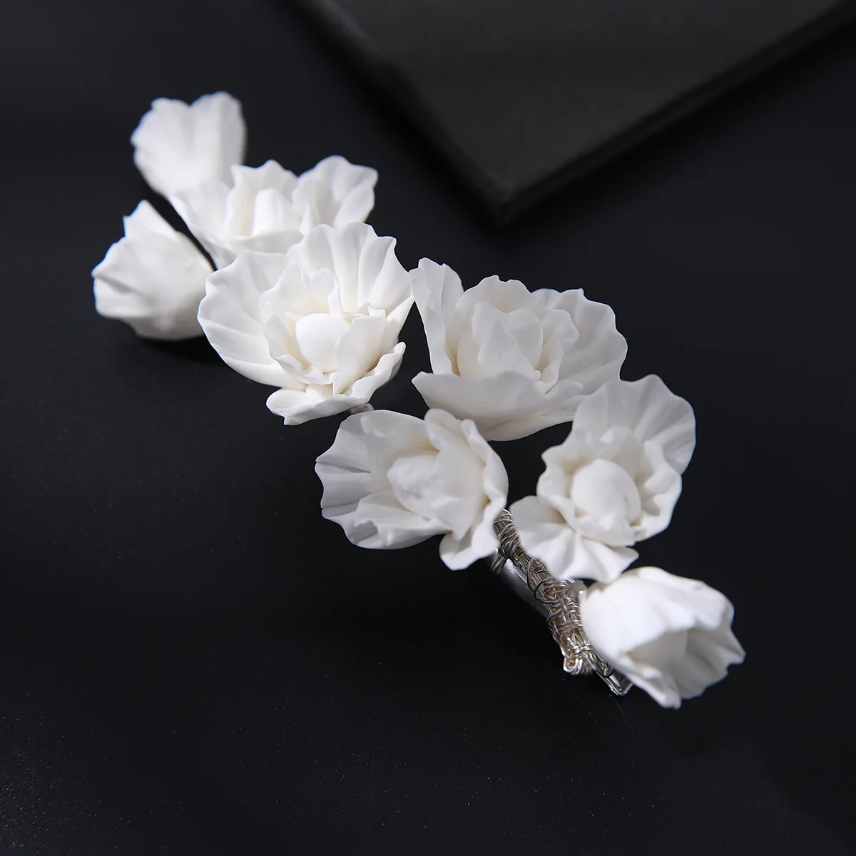 SLBRIDAL Handgefertigte Ins-Style Haarspangen aus Legierung mit Keramikblumen und Kristallen, Braut-Haarschmuck, Hochzeits-Kopfschmuck, Damen-Haaraccessoires – Detail 3