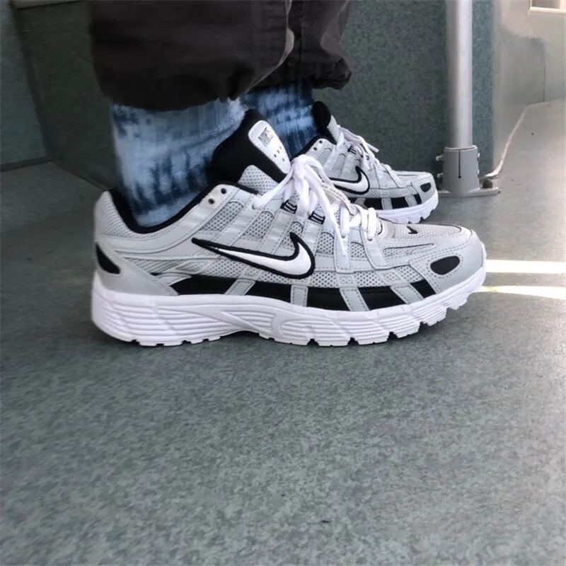 حذاء الجري Nike P-6000 Fashion حذاء رياضي ناعم يمكن ارتداؤه للرجال والنساء باللون الرمادي