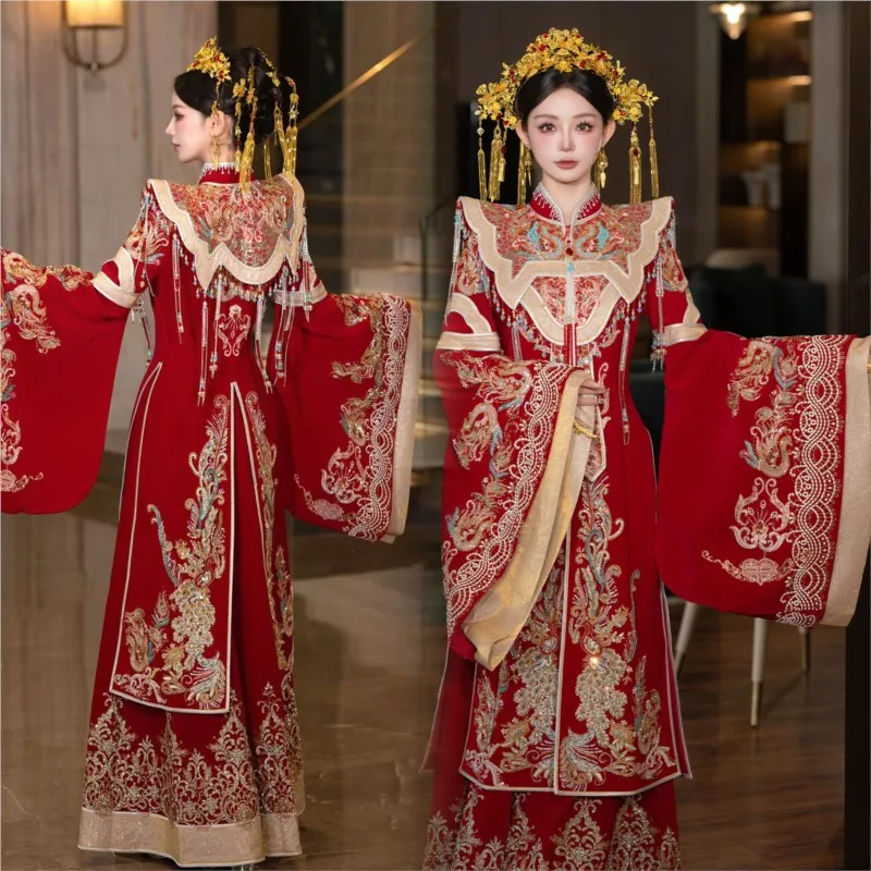 The new Chinese-style wedding dress with a phoenix crown and red veil is now available for toasting