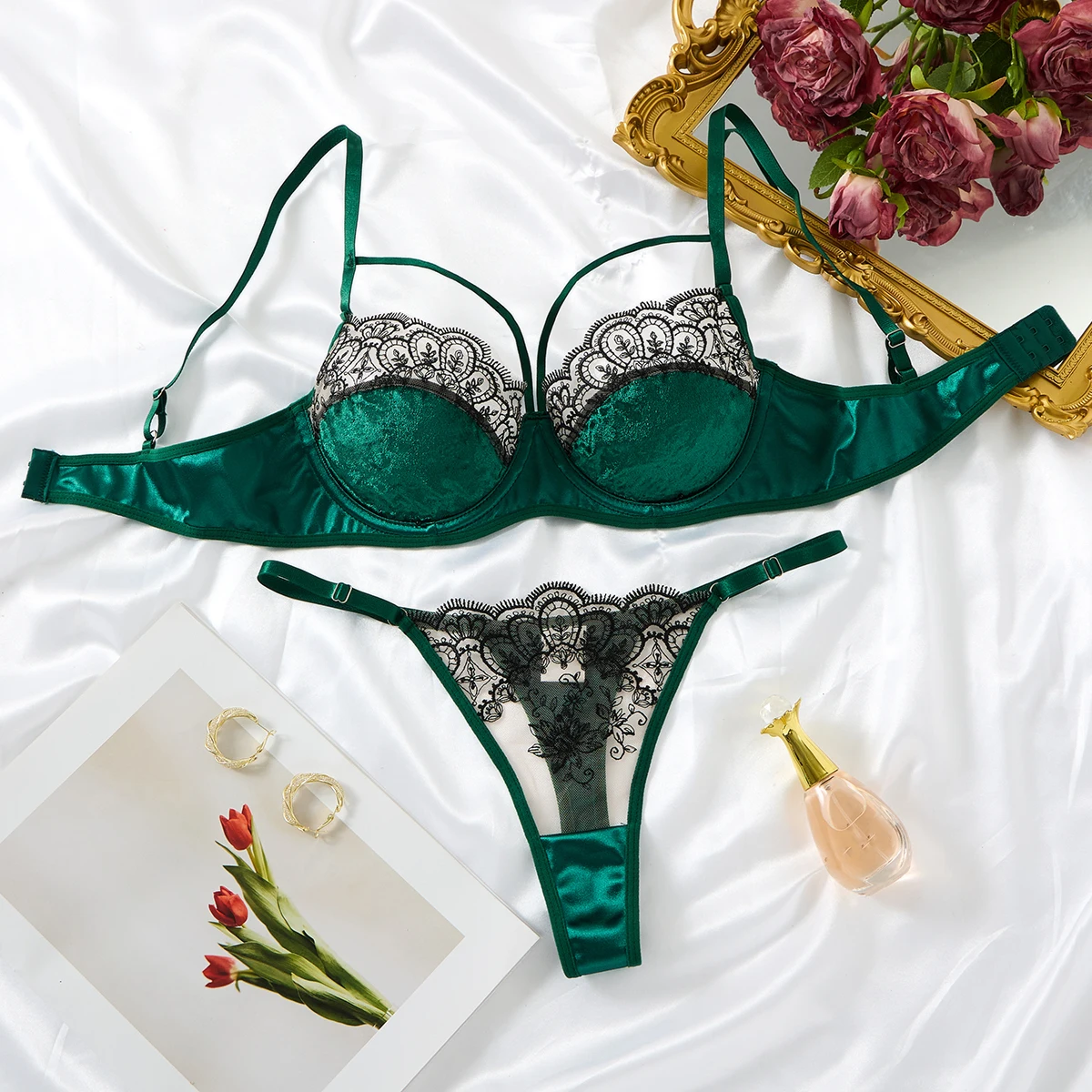 Lencería sexy con sujetador transparente floral. El allure de un conjunto de lencería para la noche de San Valentín. Conjunto sujetador y braguitas verde.ZA825170