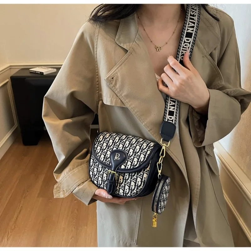 

Симпатичная сумка через плечо в кампусном стиле для женщин, школьная, портативная сумка для подмышек, минималистичная роскошная модная сумка для повседневного использования