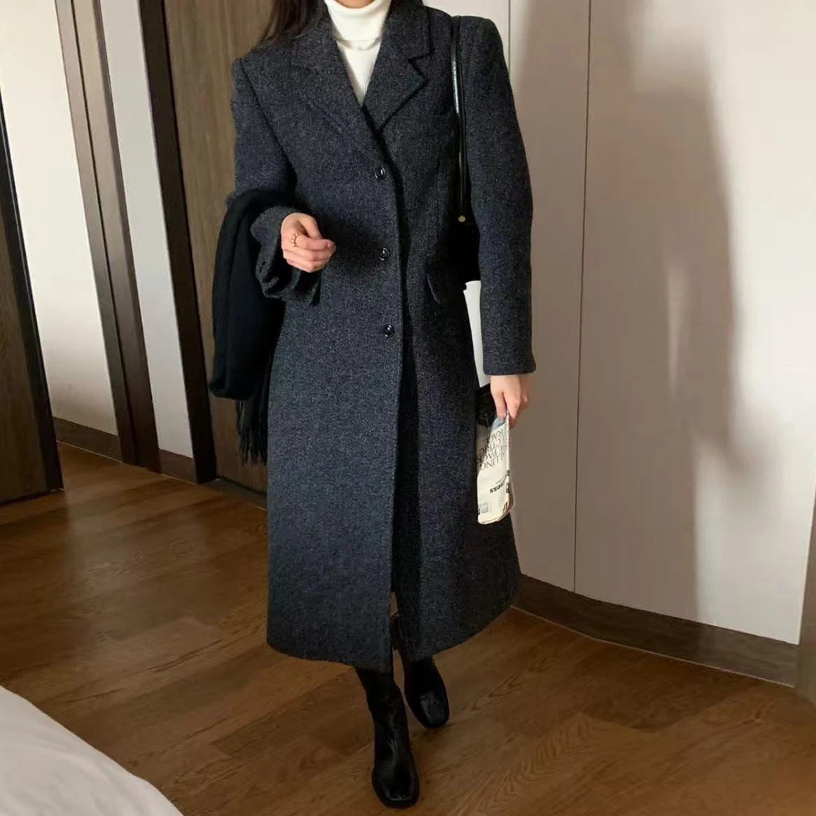 เสื้อโค้ทขนสัตว์สำหรับผู้หญิง ทรงยาว สไตล์ลำลอง ปกเสื้อแบบสูท ติดกระดุมเม็ดเดียว ดีไซน์เข้าชุด ให้ความรู้สึกหรูหราแบบย้อนยุค ความยาวแบบยาวพิเศษ ทำจากผ้าทวีด