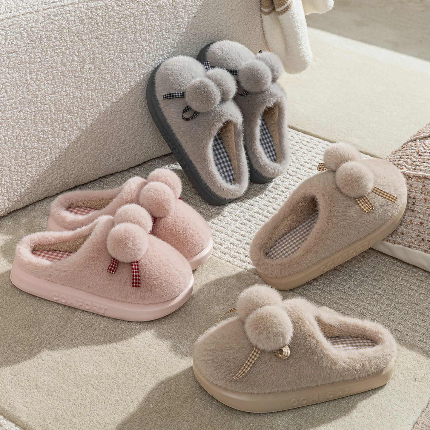 Niedliche Pom-Pom-Warme-Plüsch-Hausschuhe für Damen, Winter, dicke Sohle, Indoor-Hausschuhe, flauschiges Kunstfell, rutschfeste Baumwoll-Slipper für das Schlafzimmer. – Detail 1