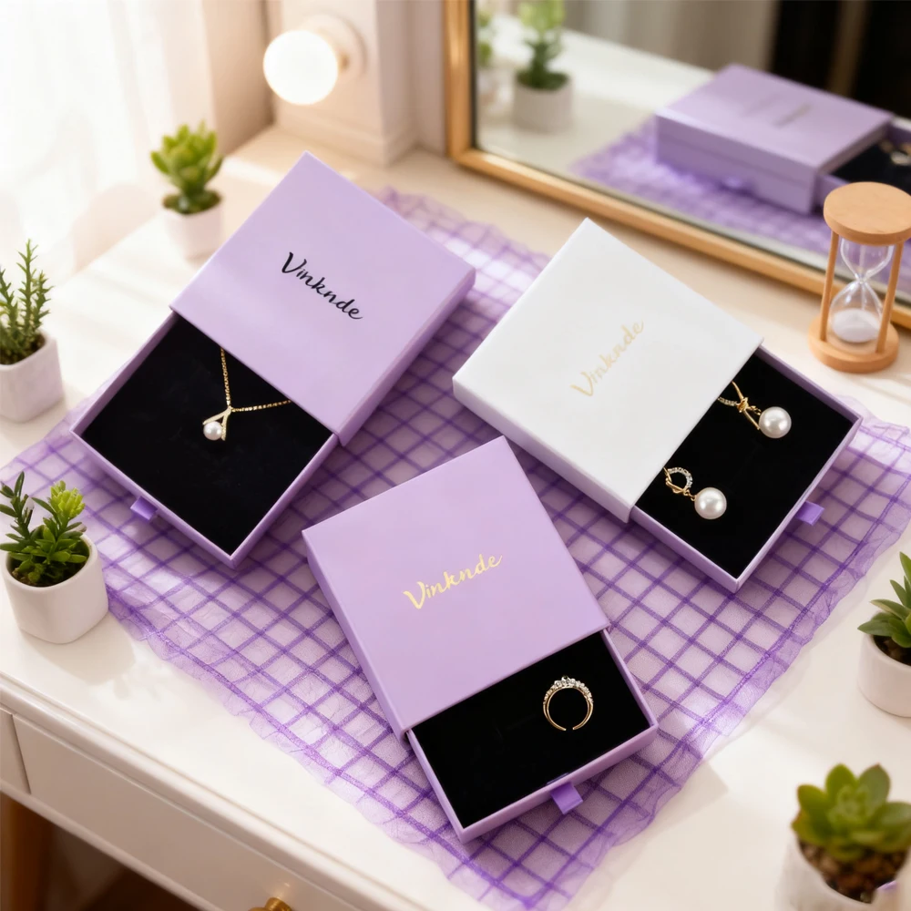 

50 шт. фиолетовый ящик из крафт-бумаги, дорожная упаковочная коробка для ювелирных изделий, 9x9x2,5 см, индивидуальный логотип, ожерелье, серьги, кольца, подарочный органайзер