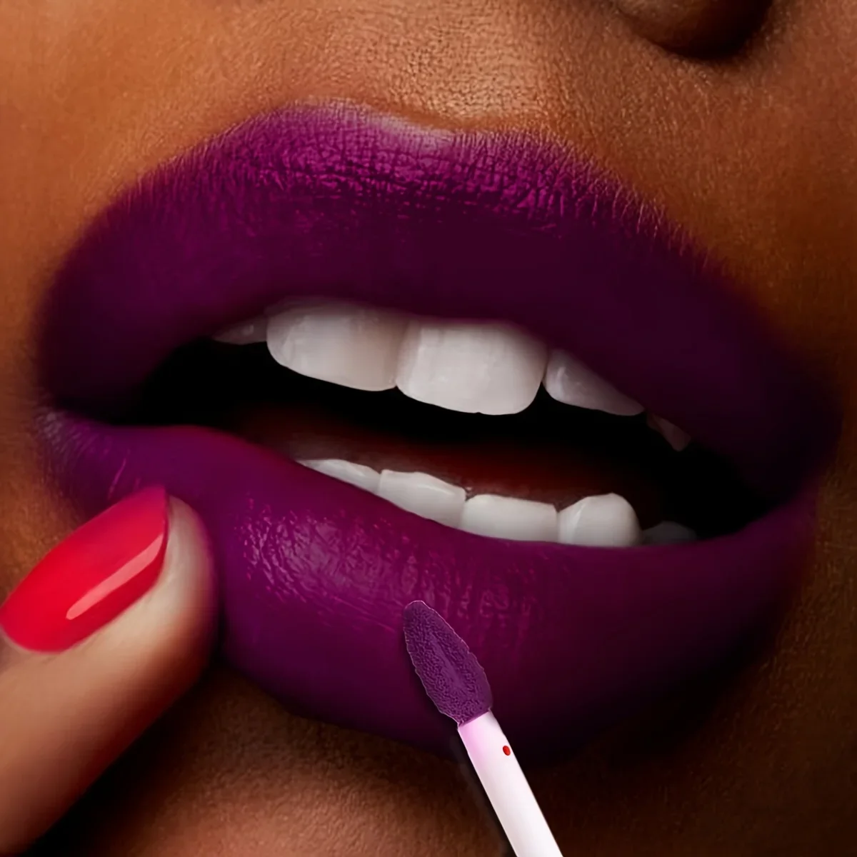 BEAUTY GLAZED ディープ パープル マット リップ グロス - 長持ちし、ウォータープルーフで、すべての肌タイプに簡単に塗布できます。