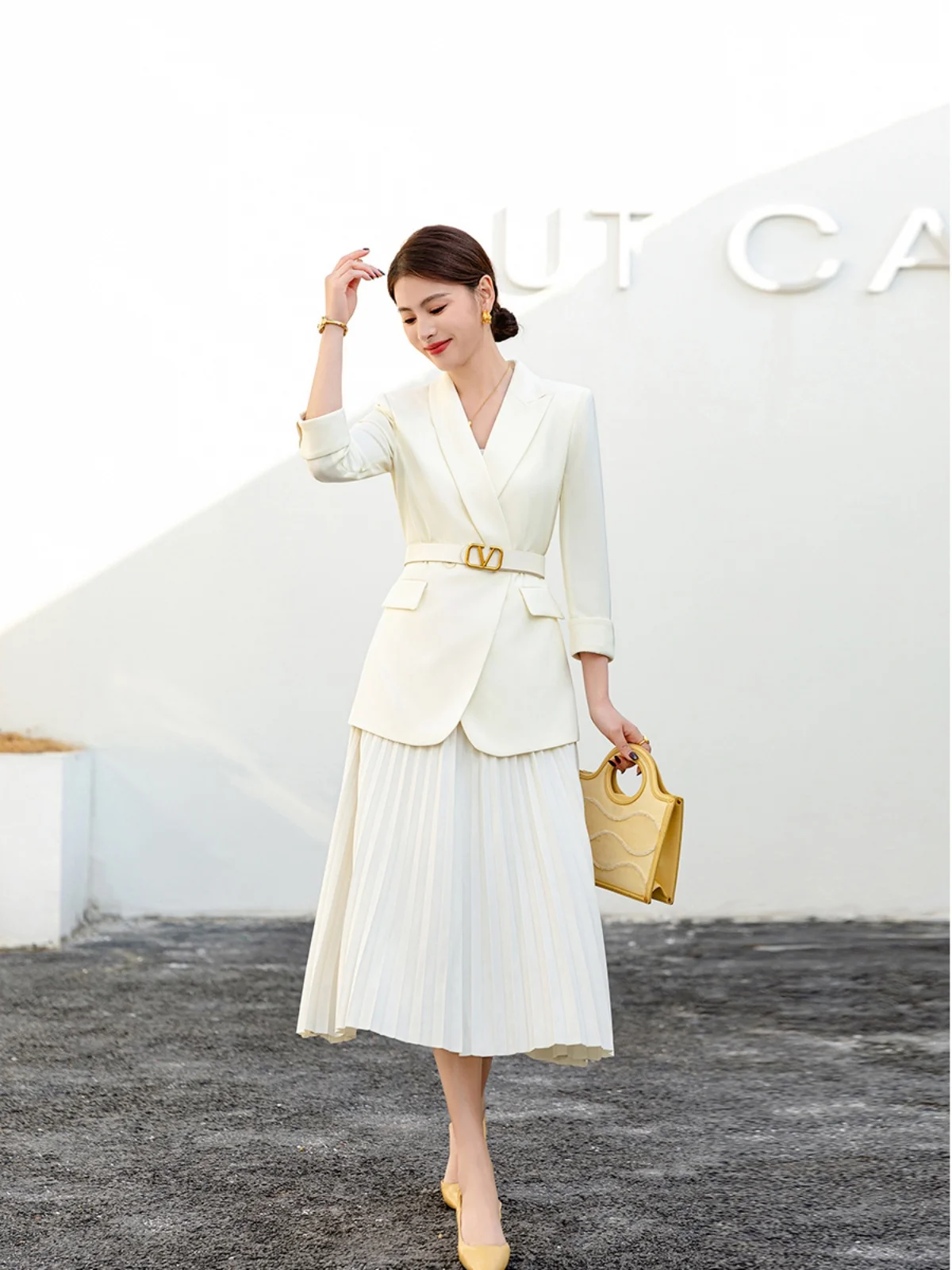 

Желтый комплект: топ и юбка для женщин. Модный осенне-весенний наряд. Профессиональный образ. Длина до колена. Для работы...