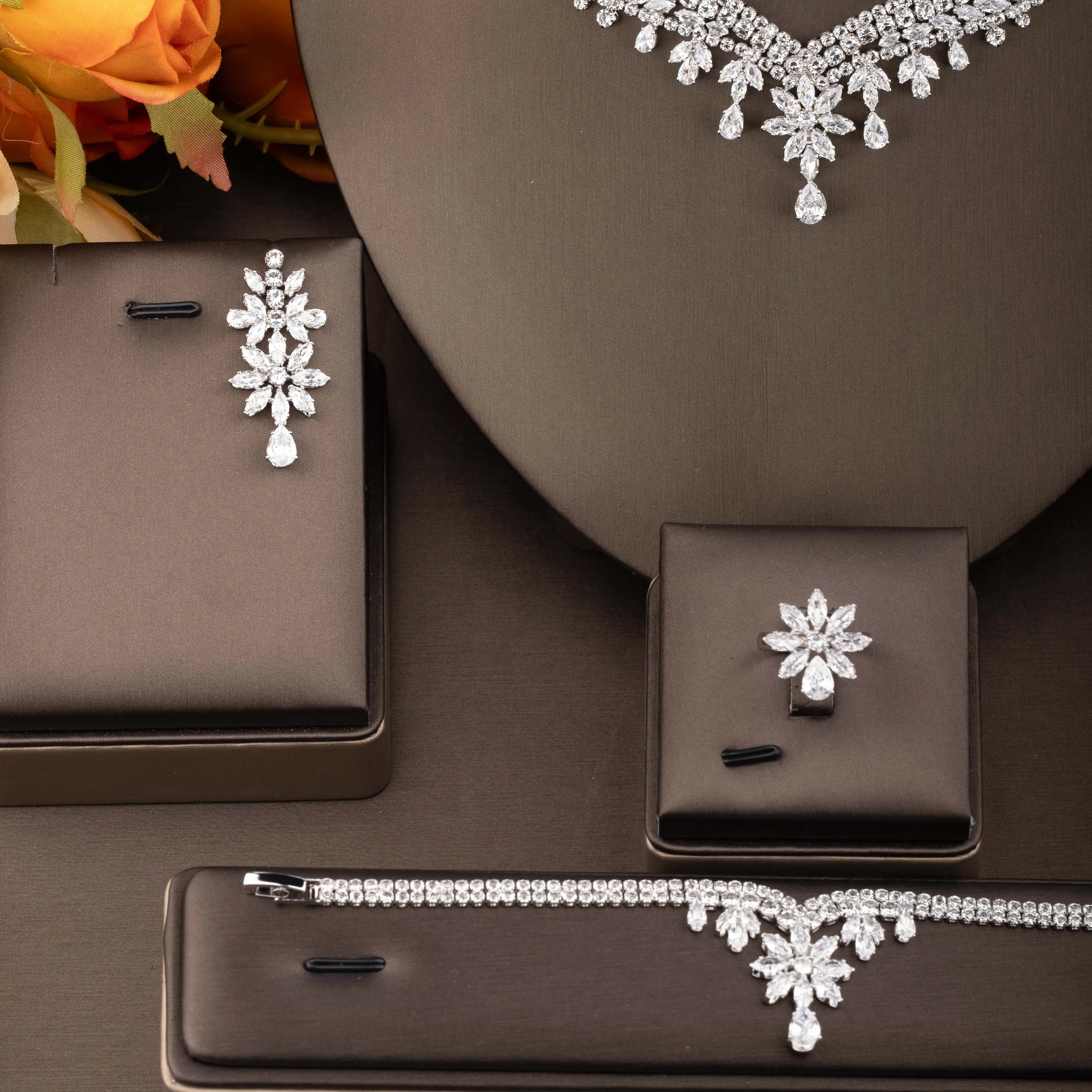 1 set of elegant Arabic-style cubic zirconia leaf-shaped jewelry set suitable for women to wear at weddings, banquets, and parties. Gift box not included