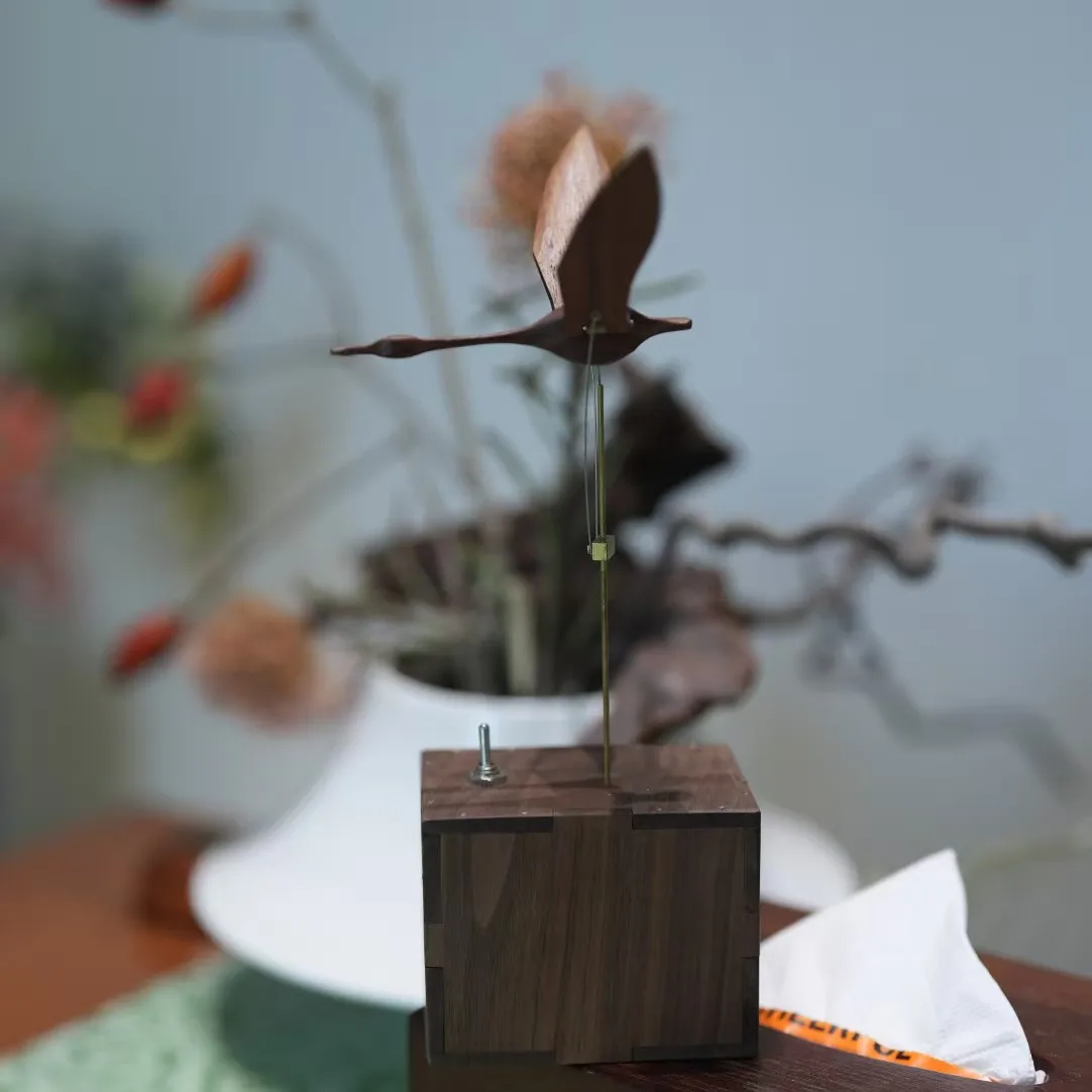 Boîte à musique électrique artisanale en bois massif, modèle Cygne volant, sans musique, avec poème des oiseaux, ornement de bureau créatif, cadeau