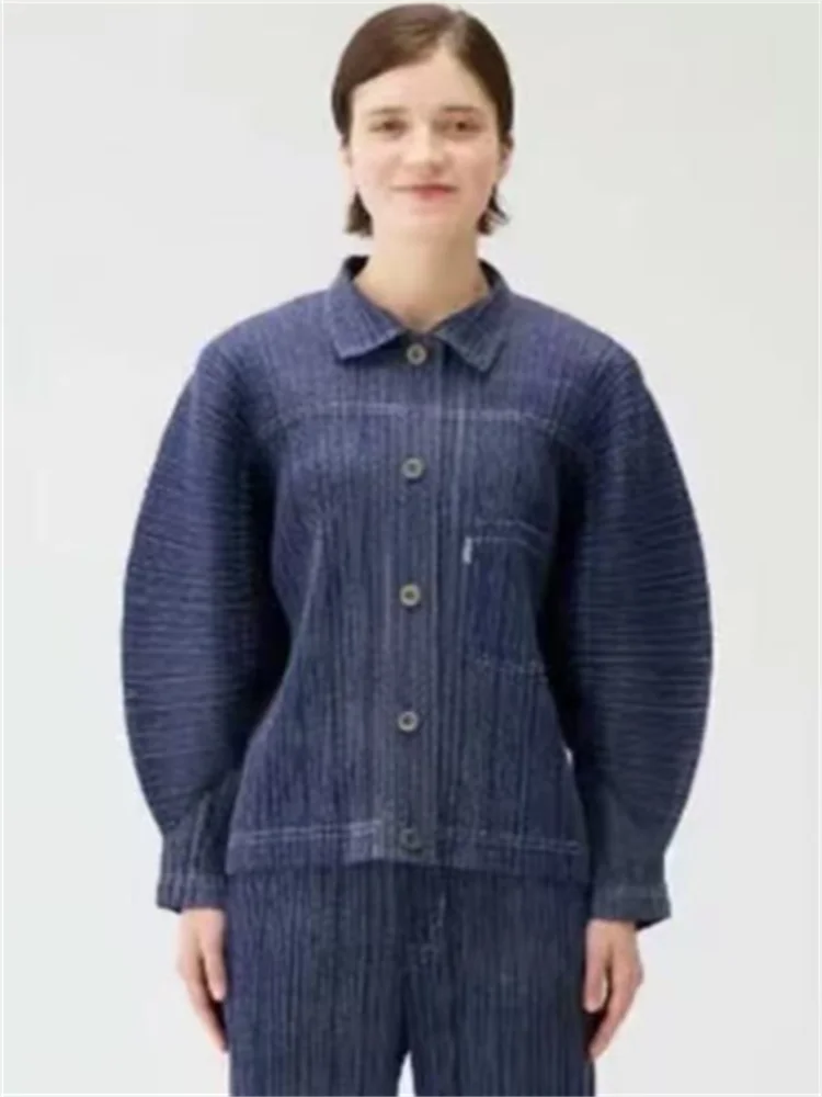 Image of Miyake Damen-Jacke im Plissee-Denim-Stil, locker geschnittener, langärmliger Mantel mit Revers und Knöpfen, lässige, strukturierte Oberbekleidung.