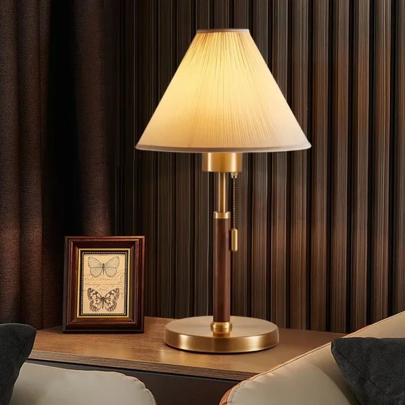 

Китайская настольная лампа в стиле ретро, декоративная лампа для спальни с плиссированным абажуром, из массива дерева, для кабинета, прикроватная лампа J9815, полный спектр, защита для глаз