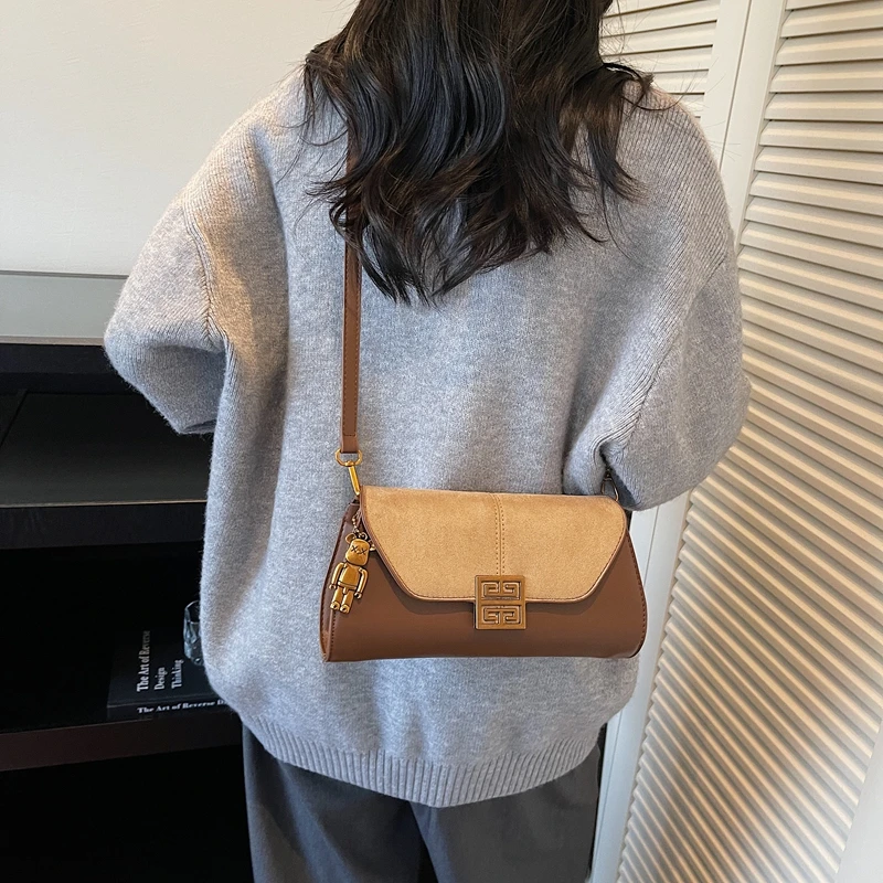 Retro chique schoudertas met gesneden hardware en verstelbare riem voor weekendverkenning die klassieke verfijning uitstraling