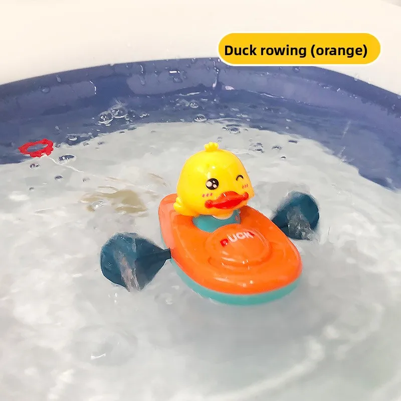 Un giocattolo per bambini con kayak a forma di anatra gialla Giocattolo da bagno per kayak con anatra a tre colori per i più piccoli Giocattolo da bagno per piscina per bambini per giochi d'acqua