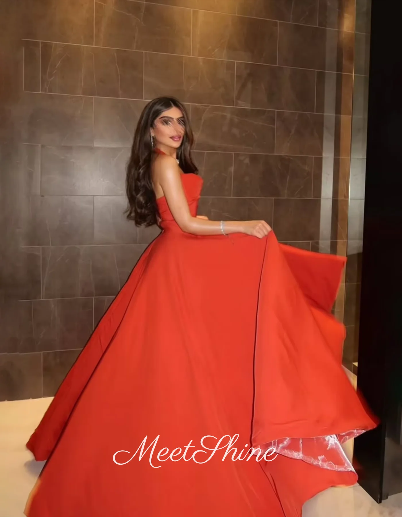 エレガントな A ライン恋人ウエディングドレス女性のためのストラップレスイブニングドレスカスタマイズされたサテンフォーマルウェディングパーティードレス 2025