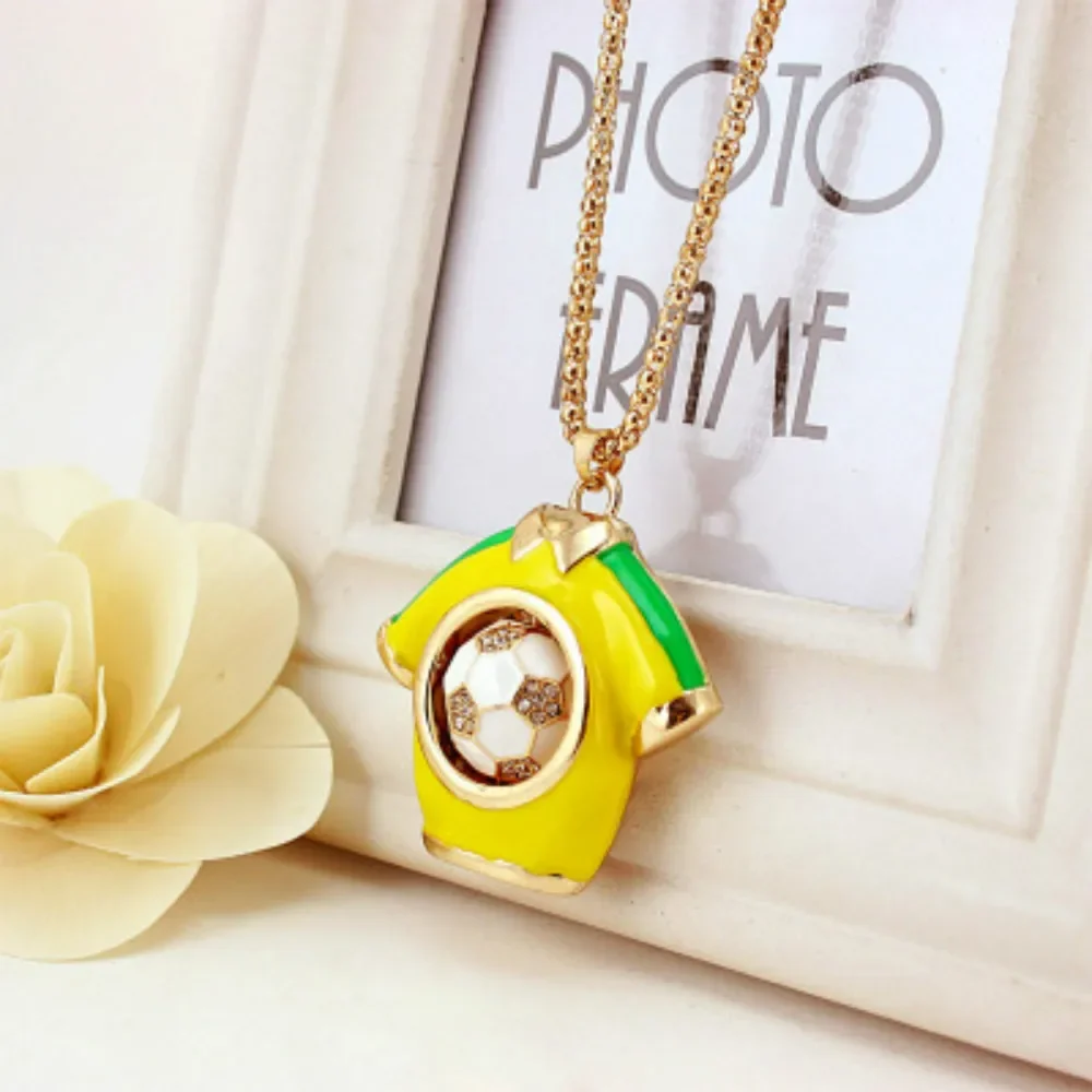 

Soccer Football Jerseys KeyChain Creative Novelty Rhinestone Pendant Car Key Chain Schoolbag Decorations Key Ring Small Gift
