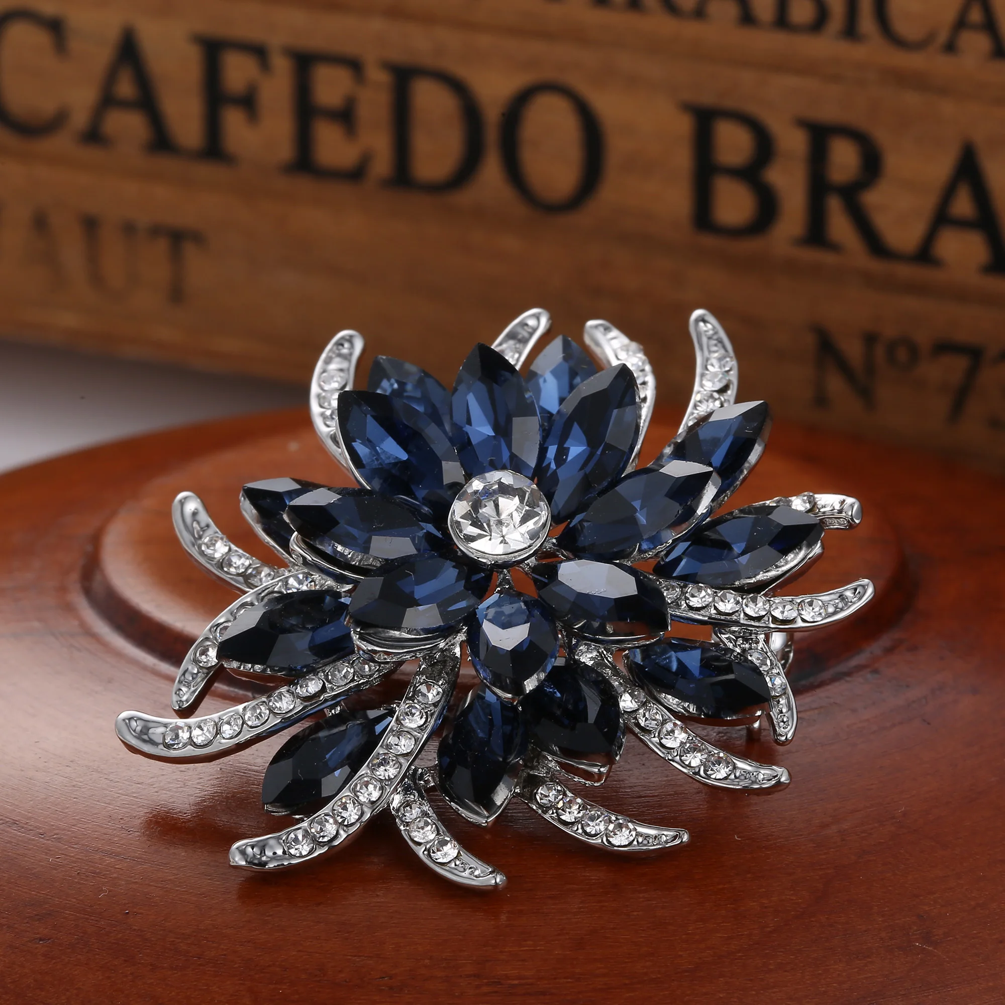 Crystal Flower Brooch Pins Women Deep Blue Flower Broches Plant Elegant Badge Jewelry Fashion Wedding Party Brooch Party Gifts
