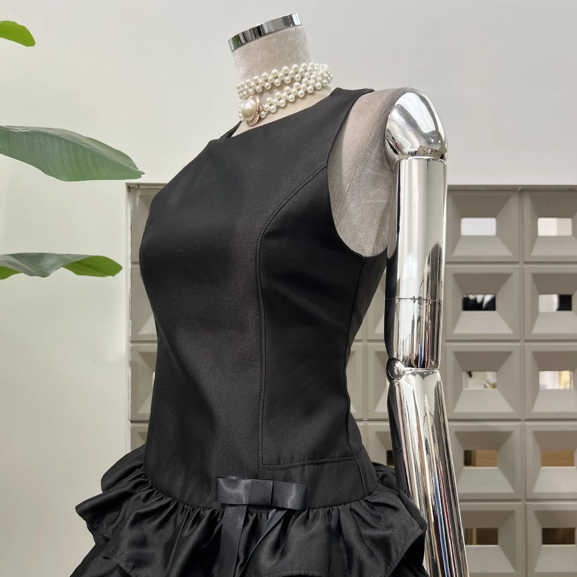 Francês elegante moda socialite vestidos de festa de aniversário em torno do pescoço sem mangas cintura alta fino ajuste arco em camadas vestido preto feminino