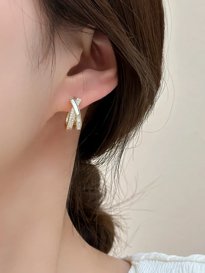 Luxuriöser Muschel-Zirkon-Kreuz-Ohrclip in Goldfarbe für 2026 – Neuer Modeschmuck für Hochzeiten und Partys, Damen-Ohrring-Accessoire – Detail 12