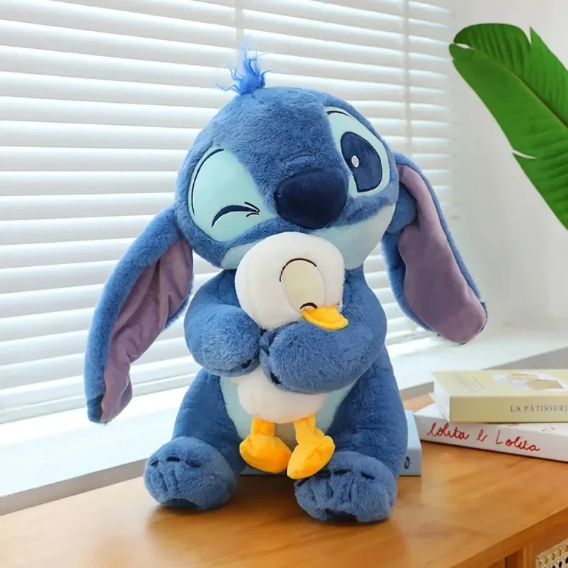 

Милая плюшевая игрушка-утка Disney с вышивкой, кавайная мультяшная аниме-кукла, подушка для сна, успокаивающая игрушка, подарки на день рождения для мальчиков и девочек