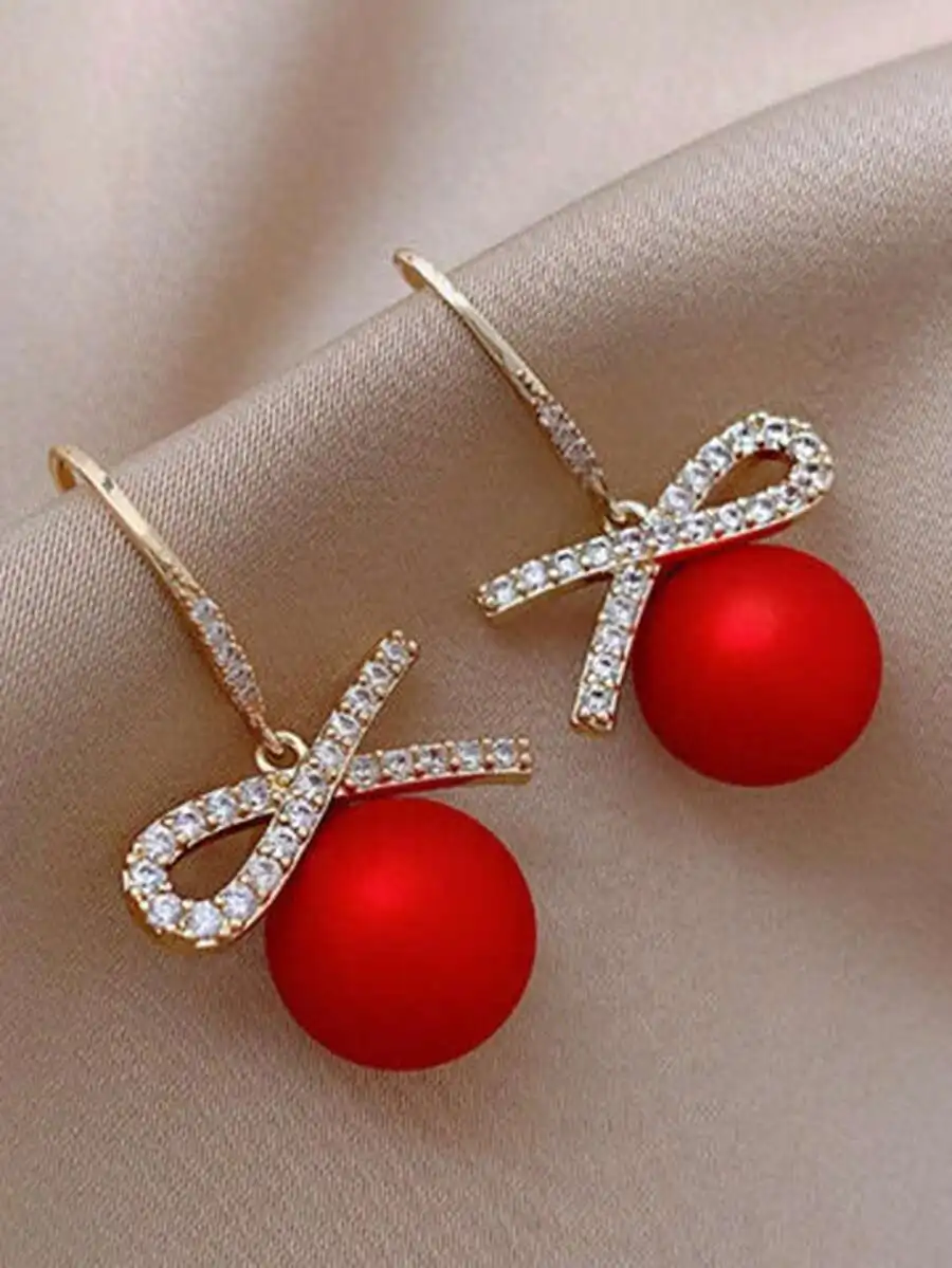 1 par de pendientes colgantes de aleación con lazo y cuentas rojas, adecuados para que las mujeres los usen en Navidad, fiestas de Año Nuevo