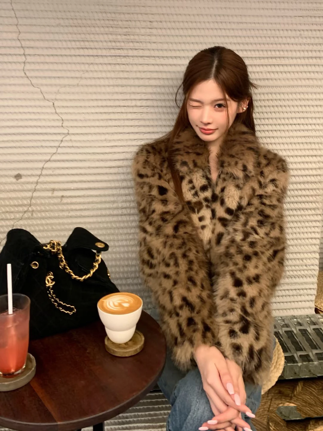 

Осенне-зимнее женское пальто-куртка коричневого цвета с леопардовым принтом, из экологически чистого меха, теплое, комбинированное из кожи и меха.